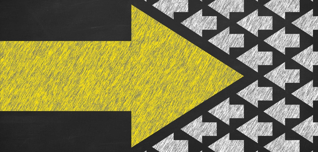 A large yellow arrow moving right faces a group of white arrows moving left showing the flow of data